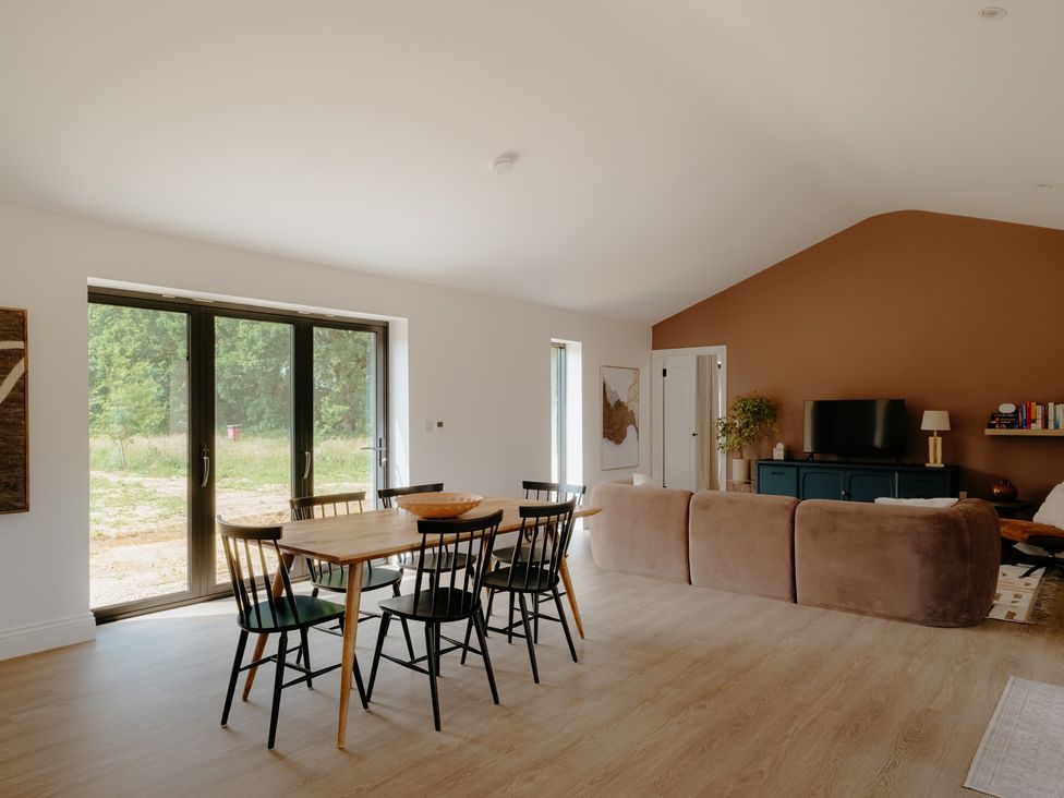 A dining room with a table and chairs at Baldslow Barn Battle near Hastings