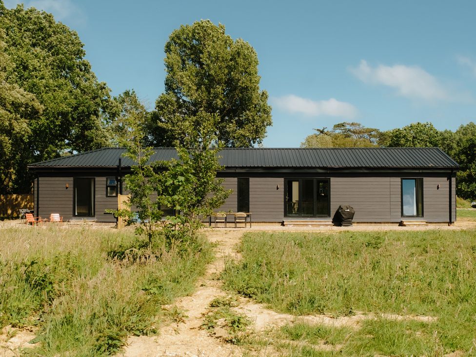 A house with grass and trees at Baldslow Barn in Battle near Hastings