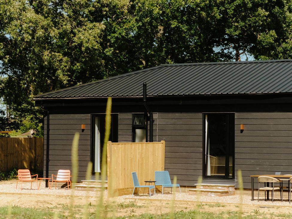 An outdoor area with chairs and a table at Baldslow Barn Battle near Hastings