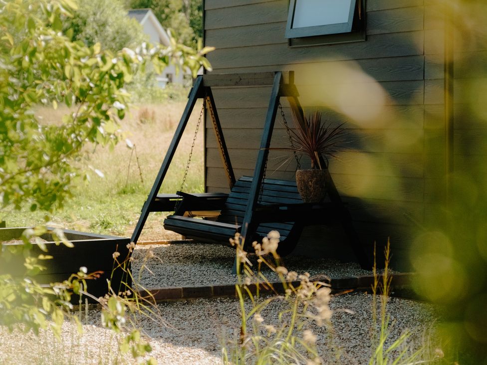 A swing and a pot on gravel at Baldslow Barn in Battle near Hastings