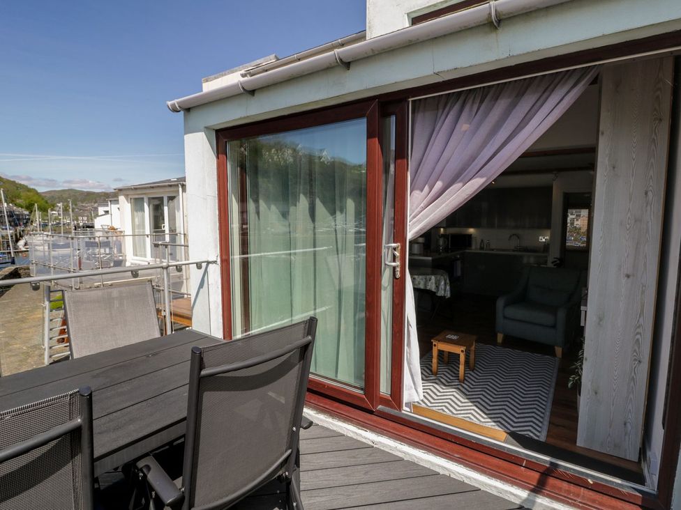 An outdoor patio with a table and chairs at Seafarer's Haven in Porthmadog