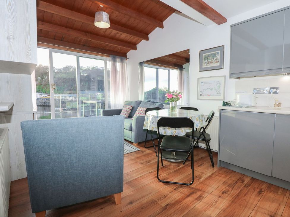 A living room with a sofa and dining table at Seafarer's Haven in Porthmadog