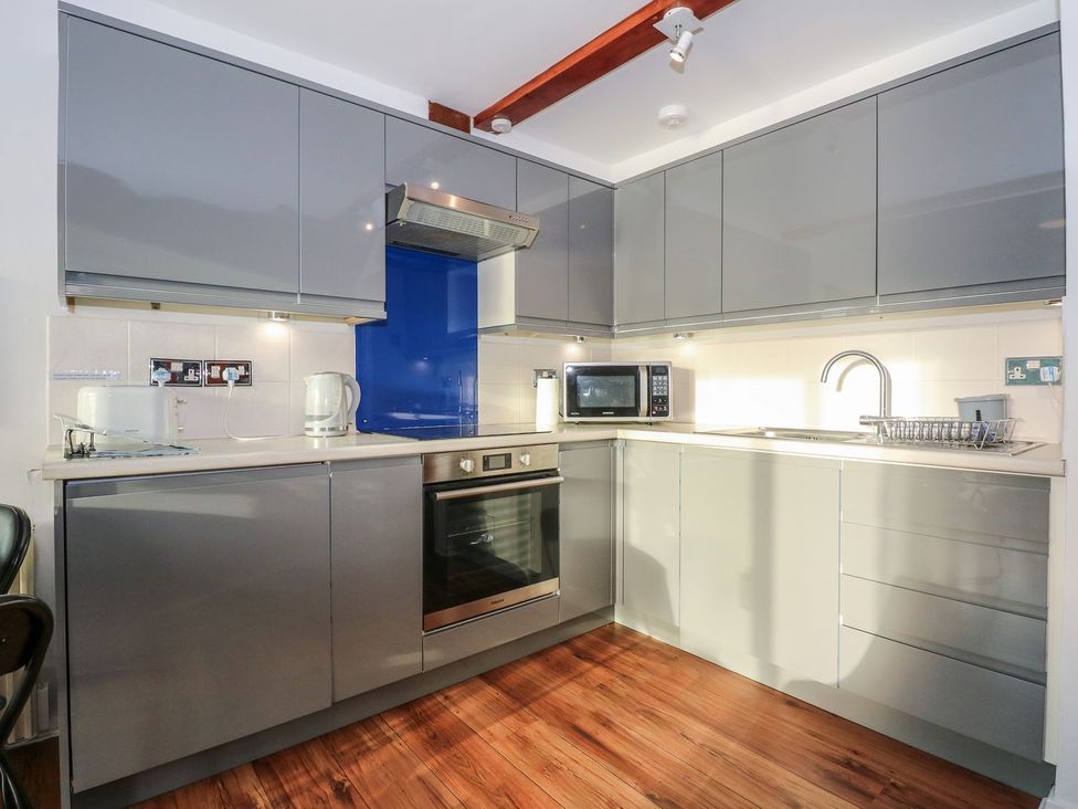 A kitchen with appliances at Seafarer's Haven in Porthmadog