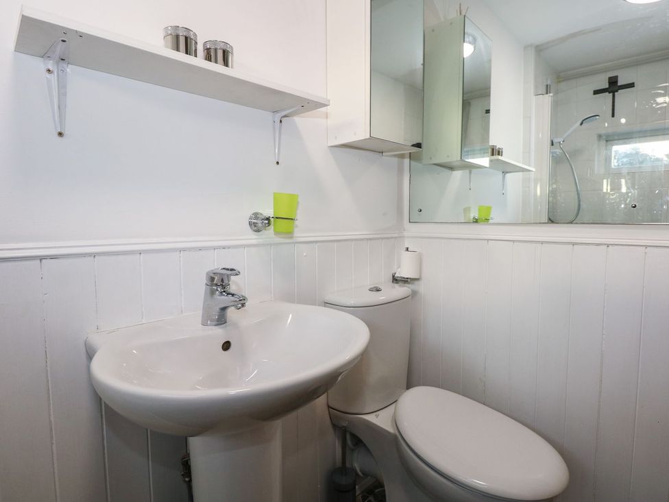 A bathroom with a sink and toilet at Seafarer's Haven Porthmadog