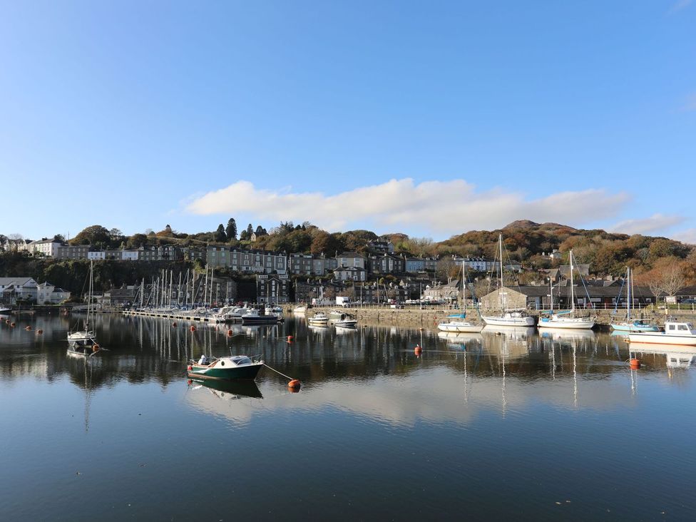 A marina with boats and buildings at Seafarer's Haven in Porthmadog
