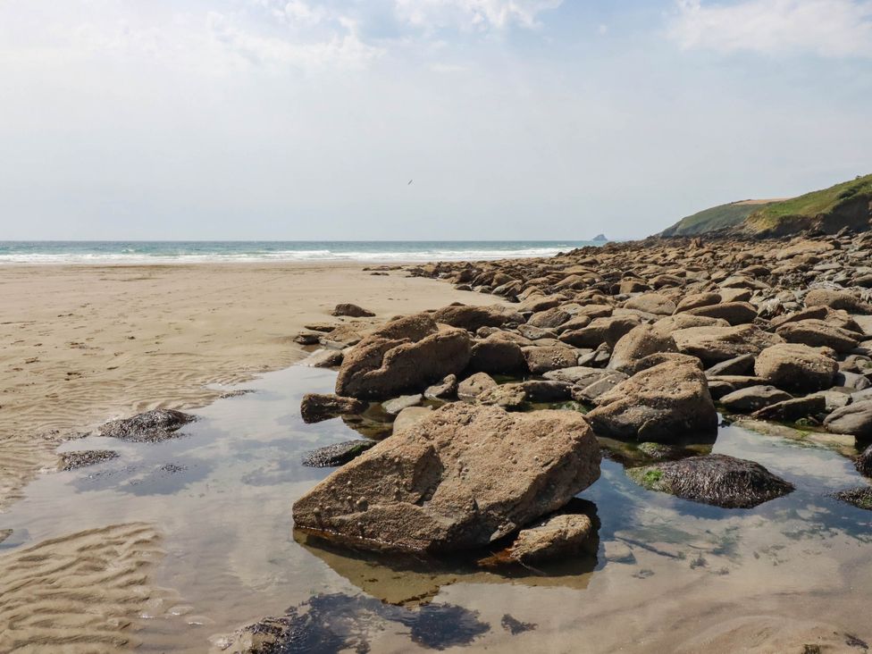 A beach with rocks and water at The Granary in 