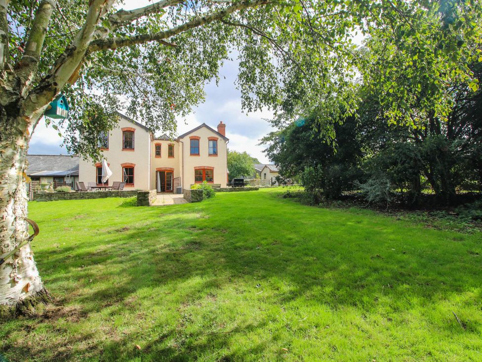 A house with a garden and trees at Stone House Farm in Cobnash near Leominster