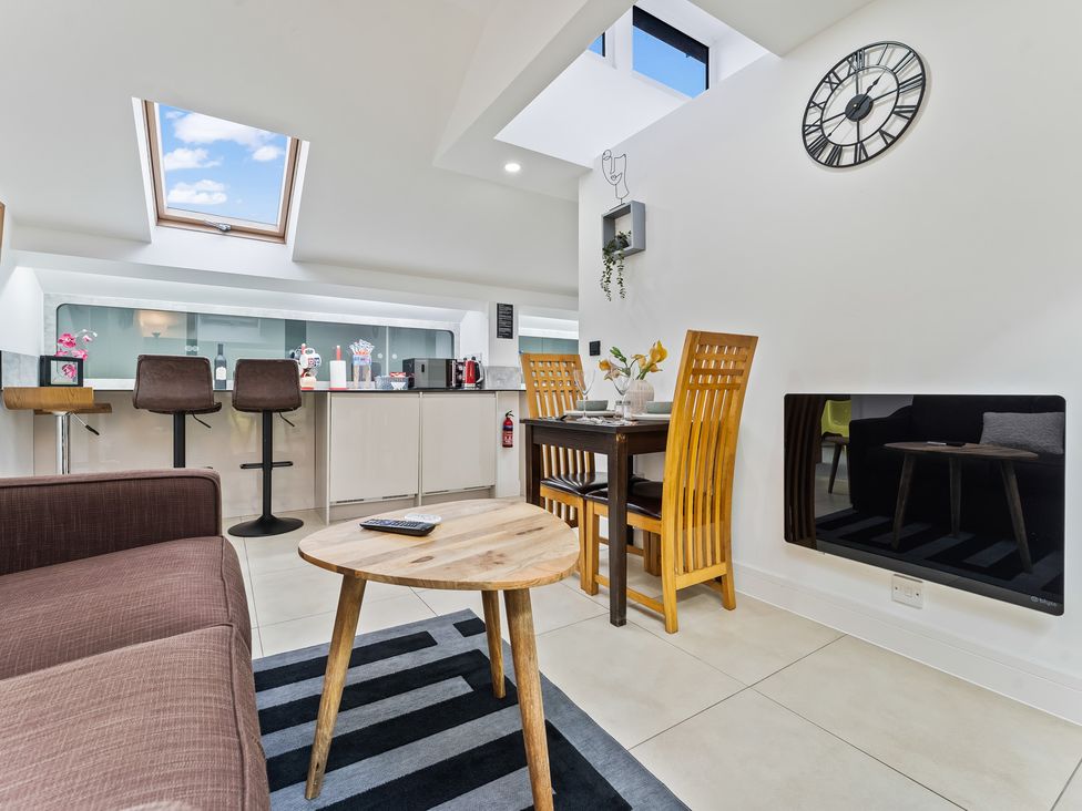 A living room with a table and chairs at 5 Pump House in Birmingham