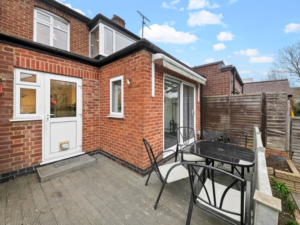 An outdoor area with a table and chairs at Oxford City Stay – Cooper House in Oxford