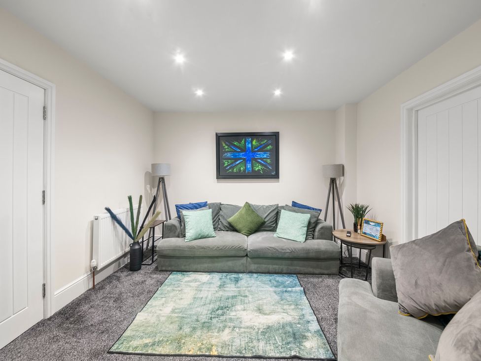 A snug with a sofa and a picture on the wall at Oxford City Stay – Cooper House, Oxford