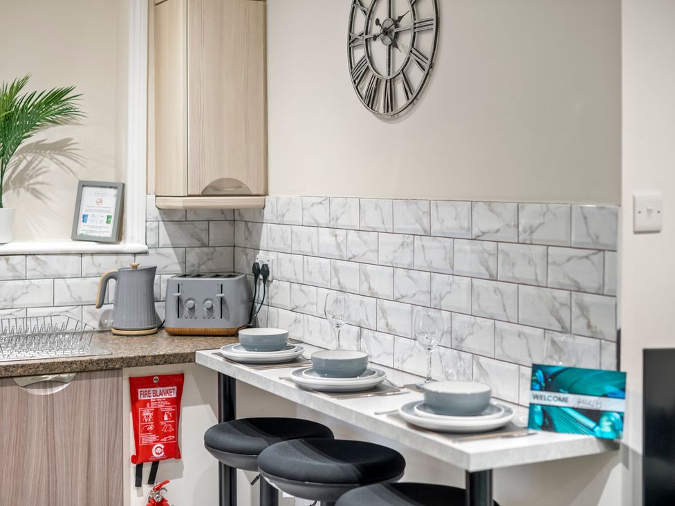 A kitchen with bar stools and dining set at Oxford City Stay – Cooper House, Oxford