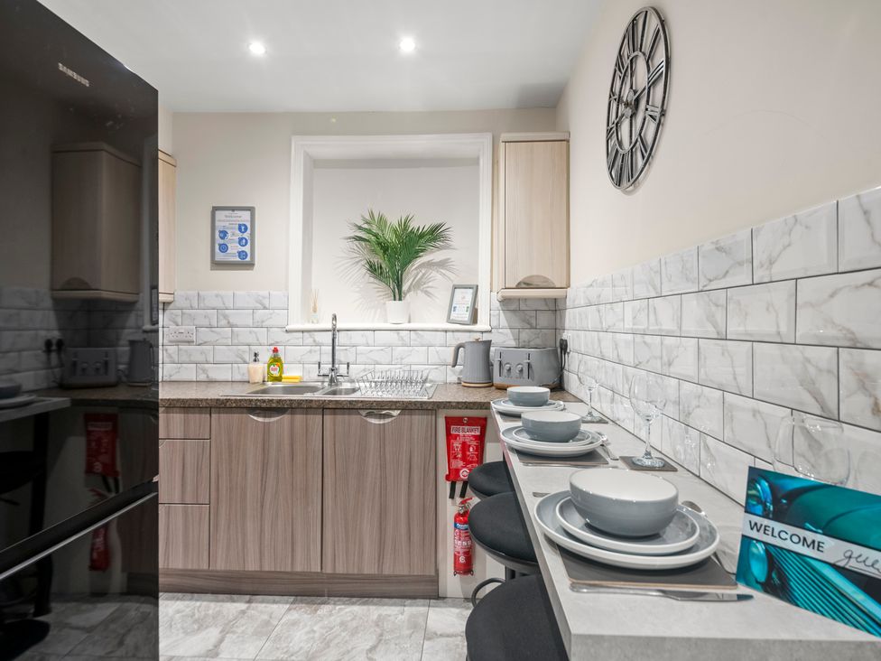 A kitchen with sink and dining setup at Oxford City Stay – Cooper House, Oxford