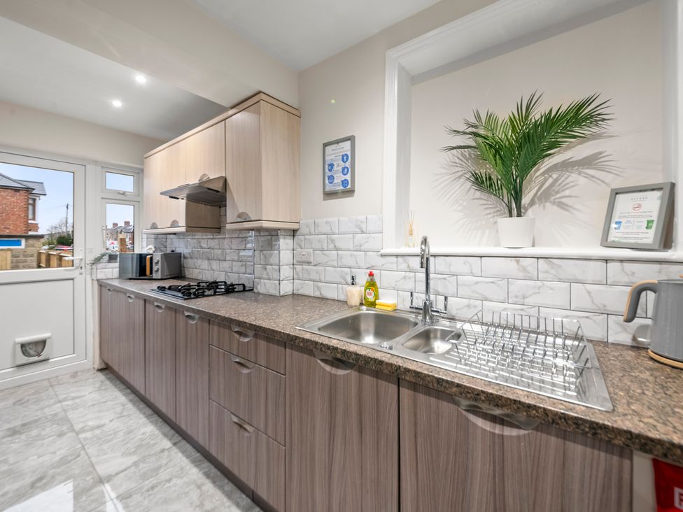 A kitchen with cabinets and a countertop at Oxford City Stay – Cooper House Oxford