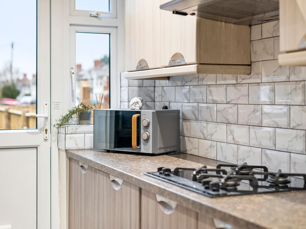 A kitchen with a microwave and gas stove at Oxford City Stay – Cooper House in Oxford