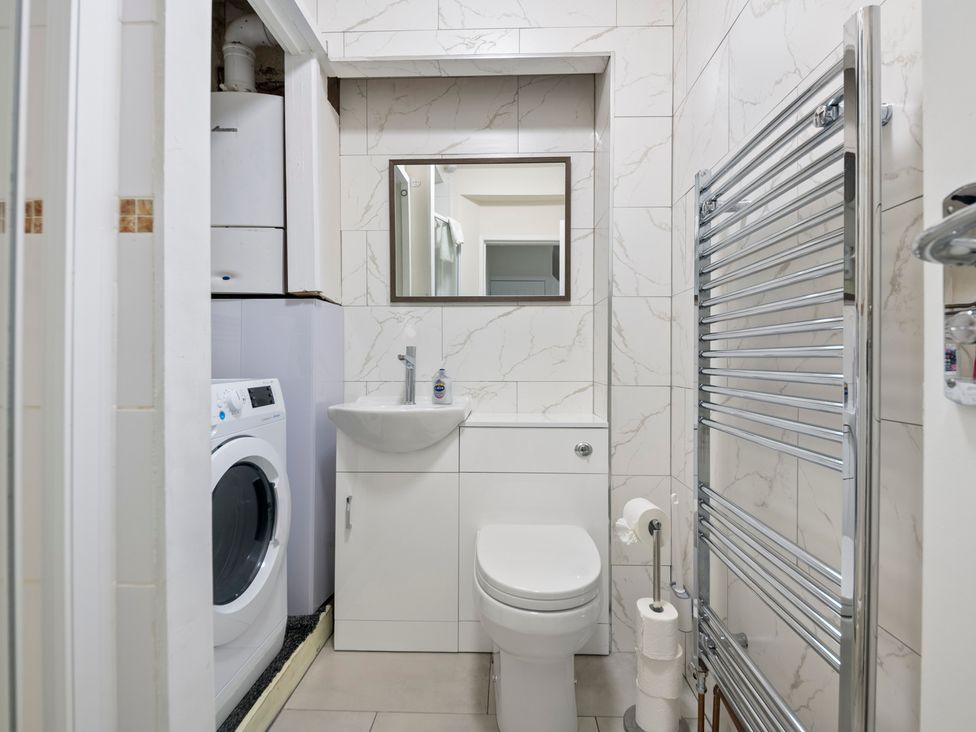 A bathroom with a sink and a washing machine at Oxford City Stay – Cooper House, Oxford