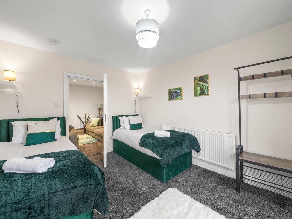 A bedroom with two beds and a shelf at Oxford City Stay – Cooper House in Oxford