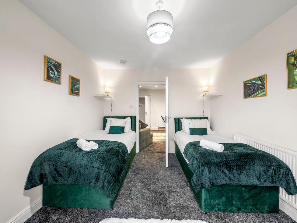 A bedroom with two beds at Oxford City Stay – Cooper House in Oxford