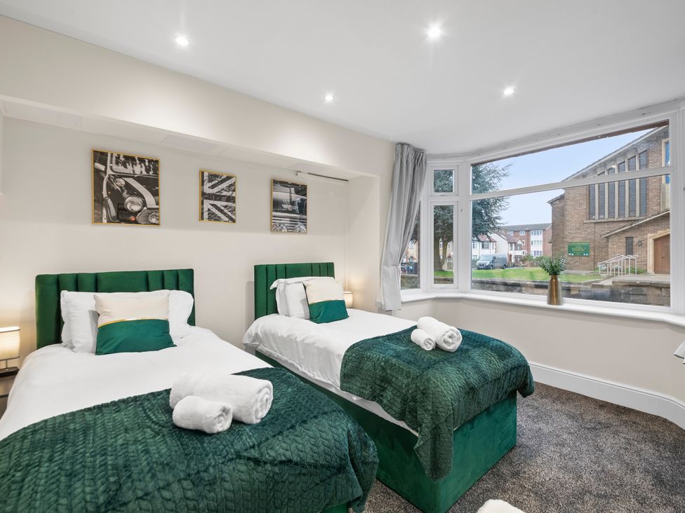 A bedroom with two beds and a window at Oxford City Stay – Cooper House in Oxford