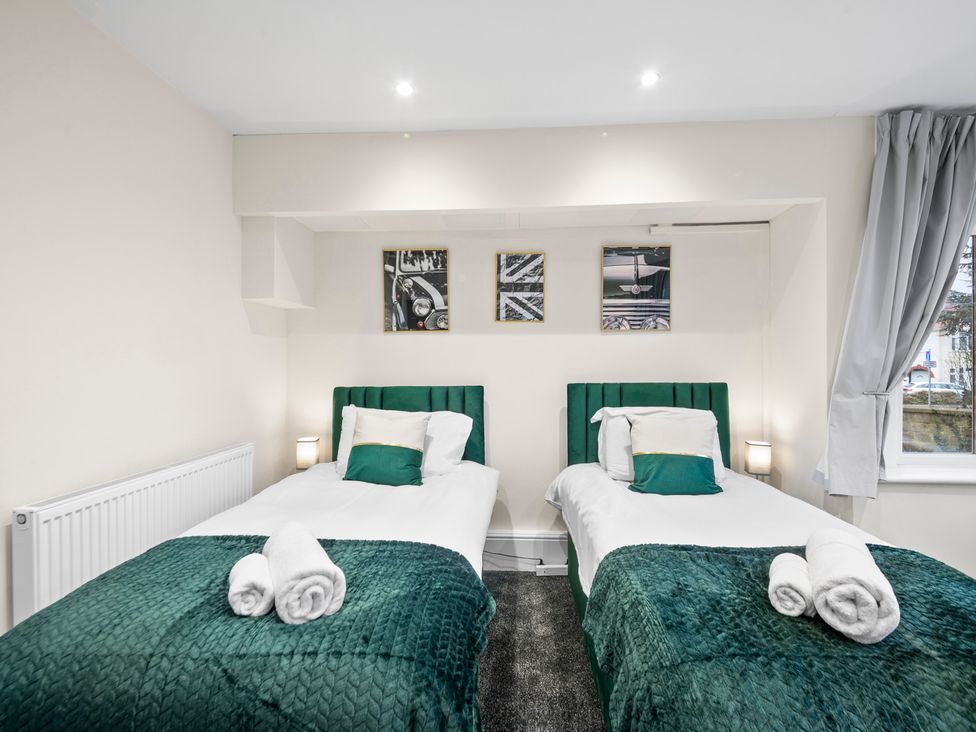 A bedroom with two single beds and wall art at Oxford City Stay – Cooper House, Oxford