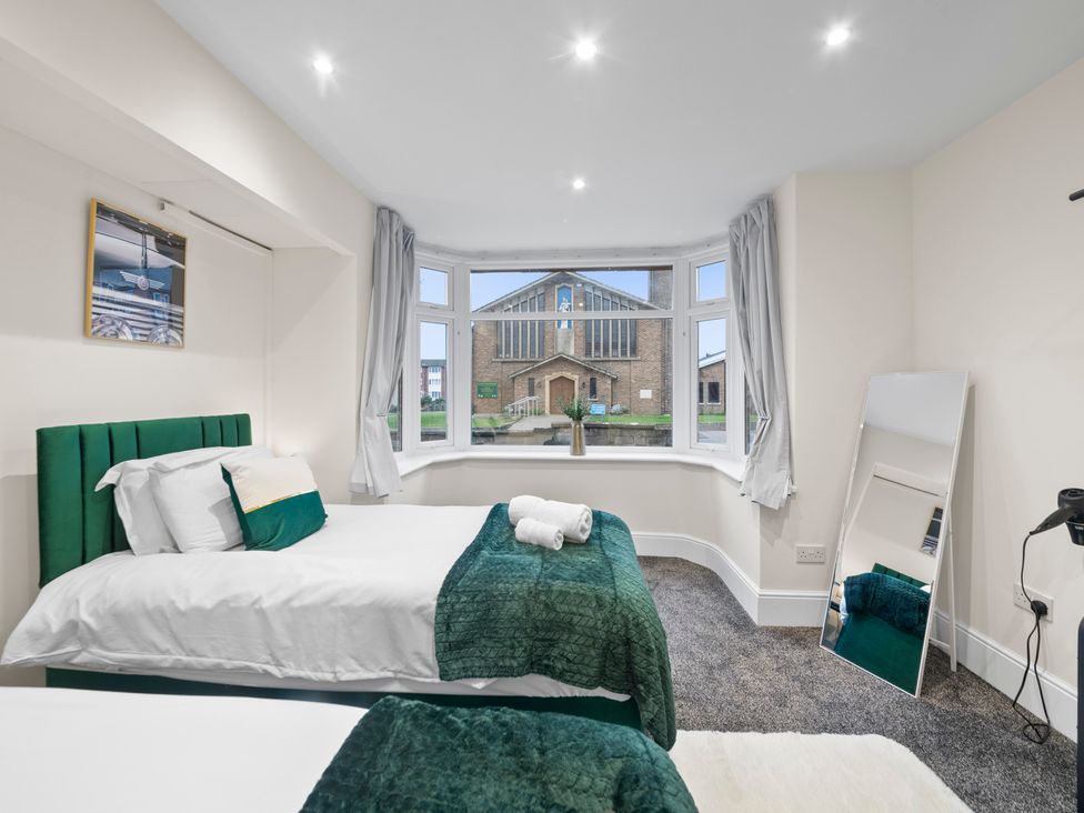 A bedroom with two beds and a mirror at Oxford City Stay – Cooper House, Oxford