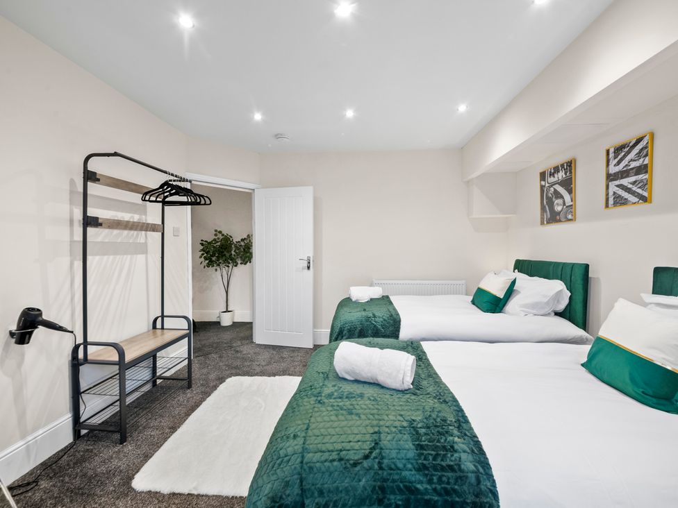 A bedroom with two beds and a clothing rack at Oxford City Stay – Cooper House in Oxford