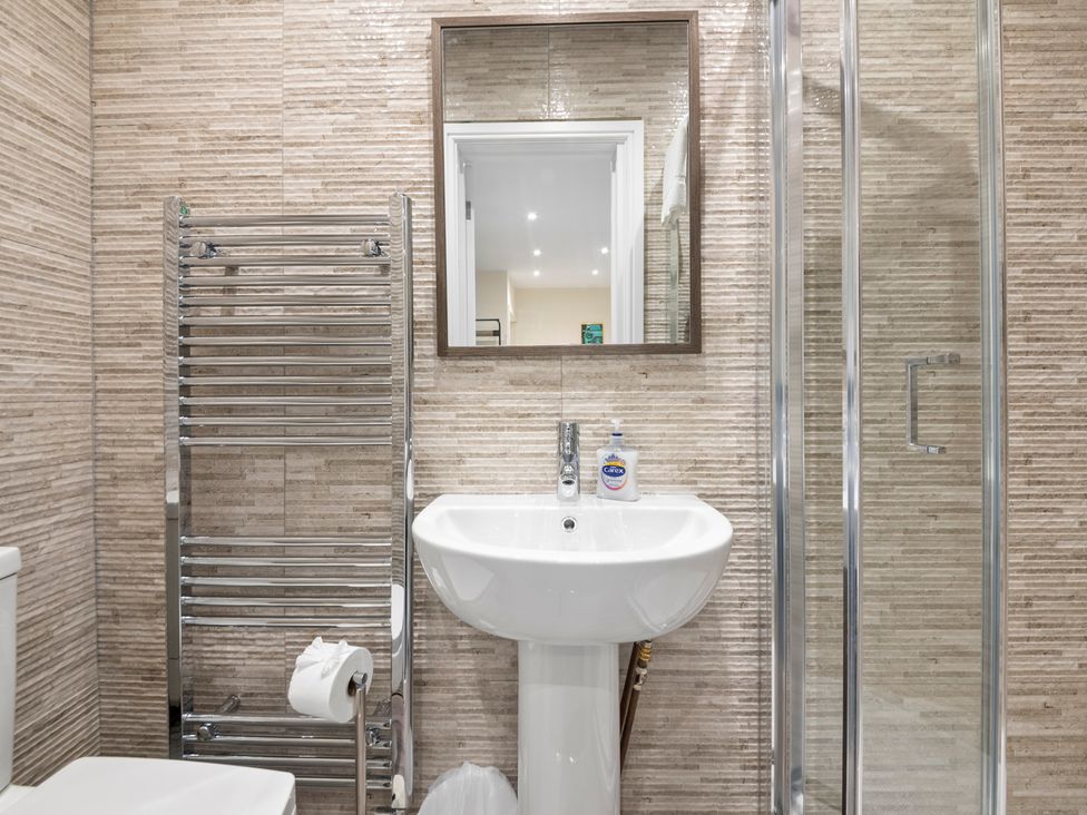 A bathroom with a sink, toilet, and shower at Oxford City Stay – Cooper House, Oxford
