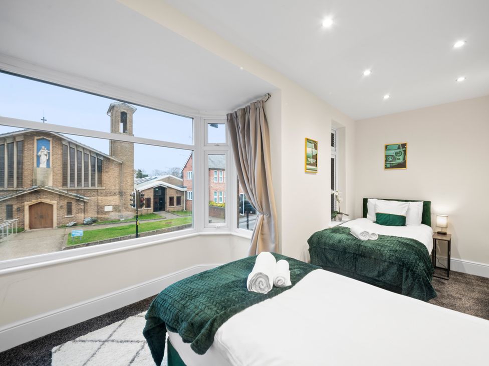A bedroom with two beds and a window view at Oxford City Stay – Cooper House in Oxford