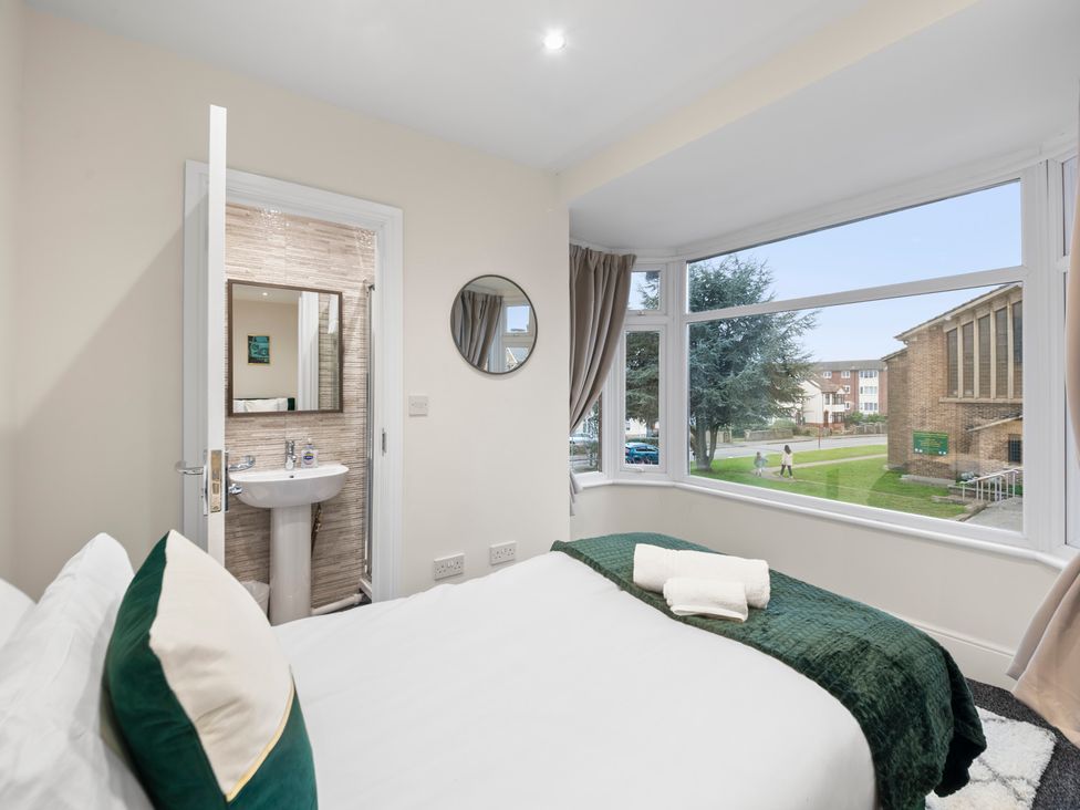 A bedroom with a bed and window view at Oxford City Stay – Cooper House, Oxford