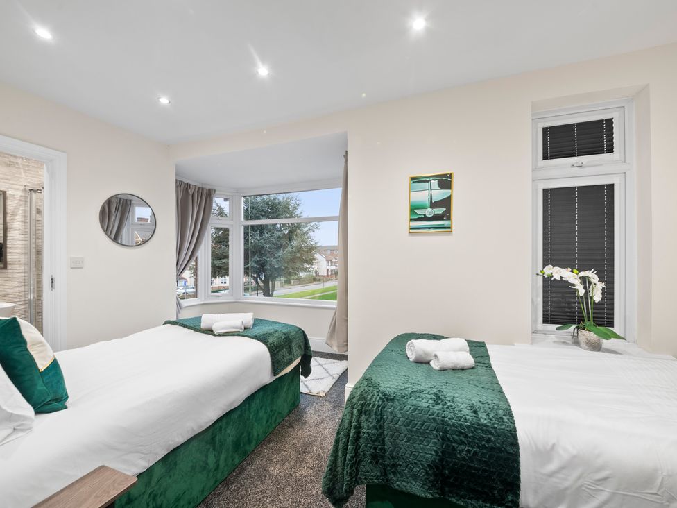 A bedroom with twin beds and a window at Oxford City Stay – Cooper House in Oxford