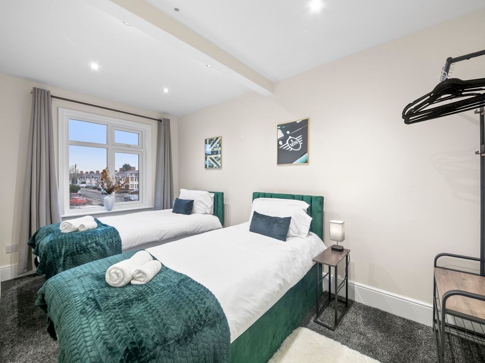 A bedroom with two beds and a window at Oxford City Stay – Cooper House, Oxford
