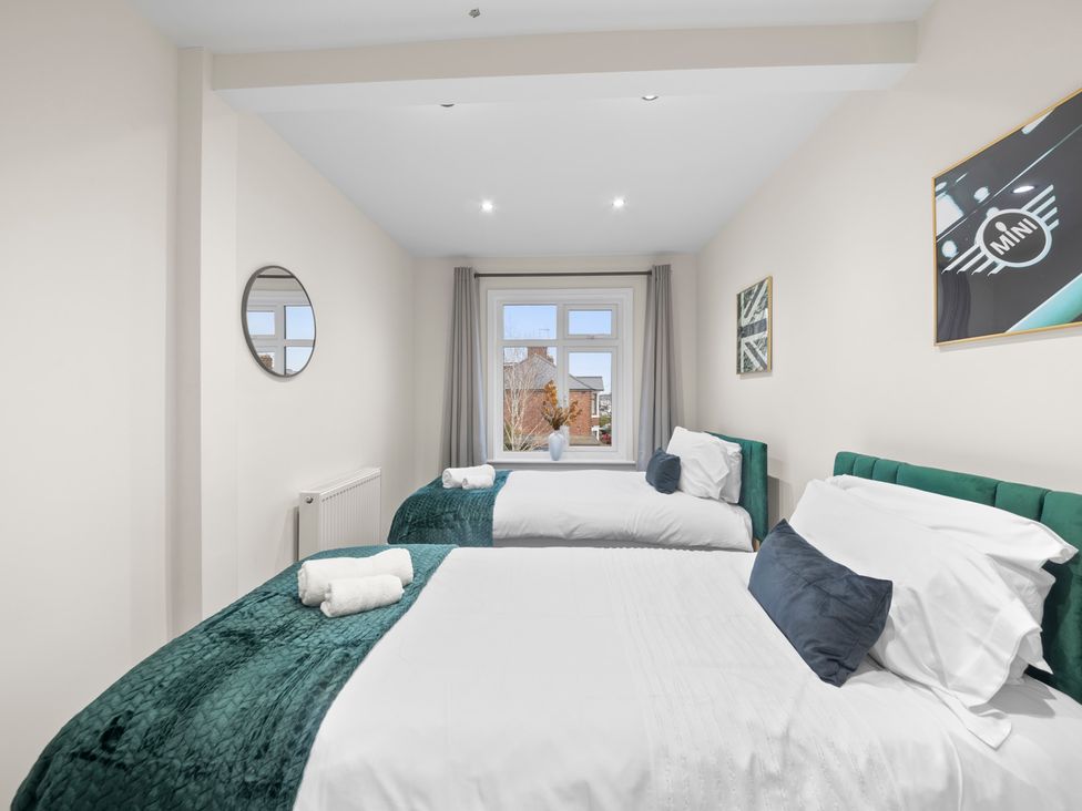 A bedroom with two beds and a window at Oxford City Stay – Cooper House, Oxford