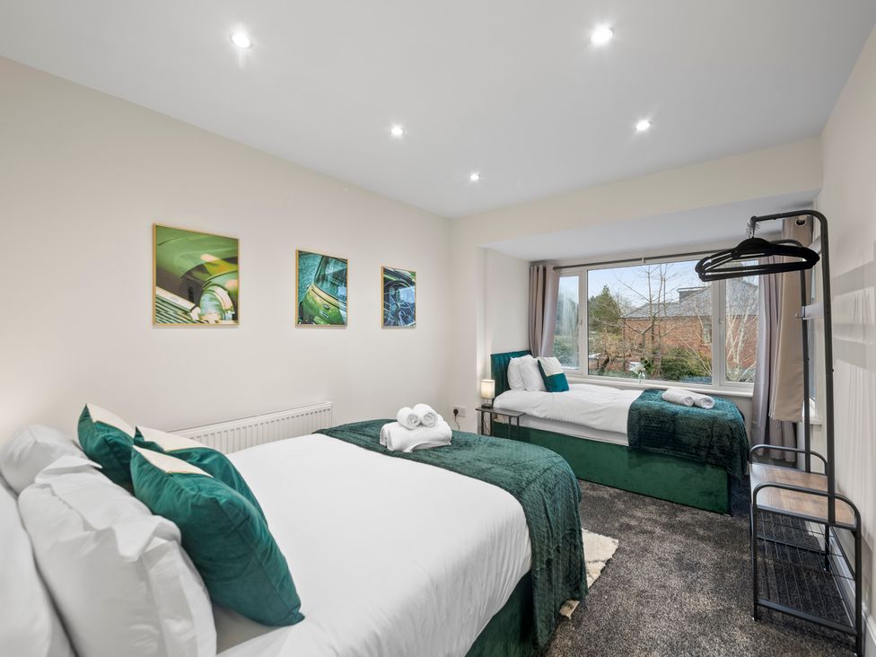 A bedroom with two beds and wall art at Oxford City Stay – Cooper House in Oxford