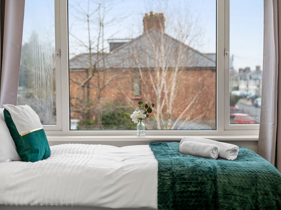 A bedroom with a bed near a window at Oxford City Stay – Cooper House in Oxford