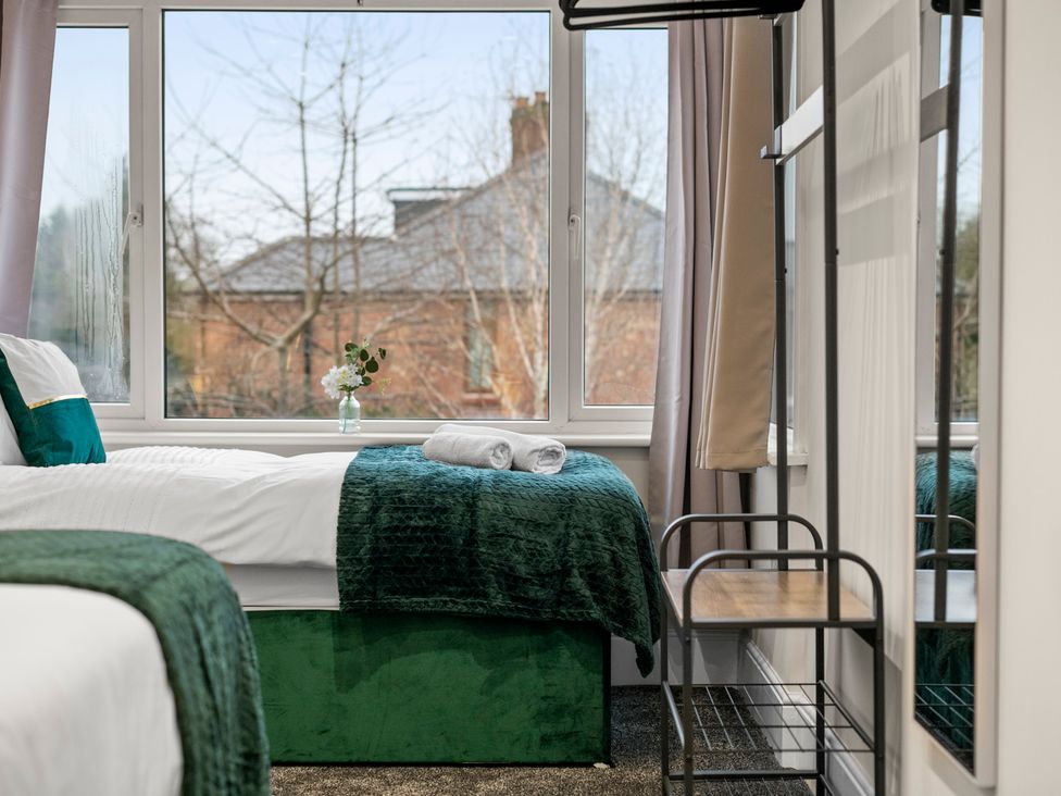 A bedroom with two beds and a window at Oxford City Stay – Cooper House in Oxford