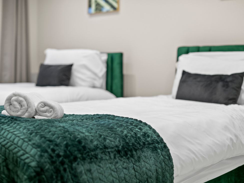 A bedroom with two beds and towels at Oxford City Stay – Cooper House in Oxford