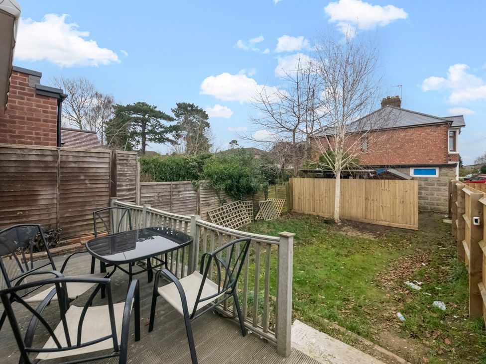 A garden with table and chairs at Oxford City Stay – Cooper House, Oxford