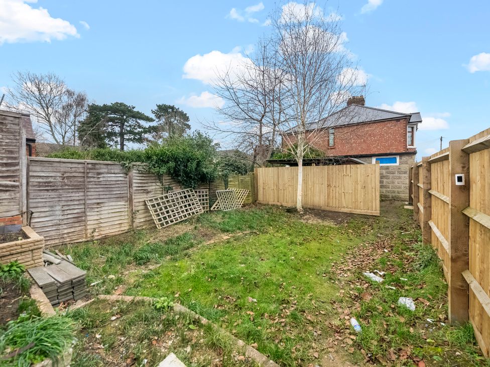 A garden with trees and fences at Oxford City Stay – Cooper House in Oxford