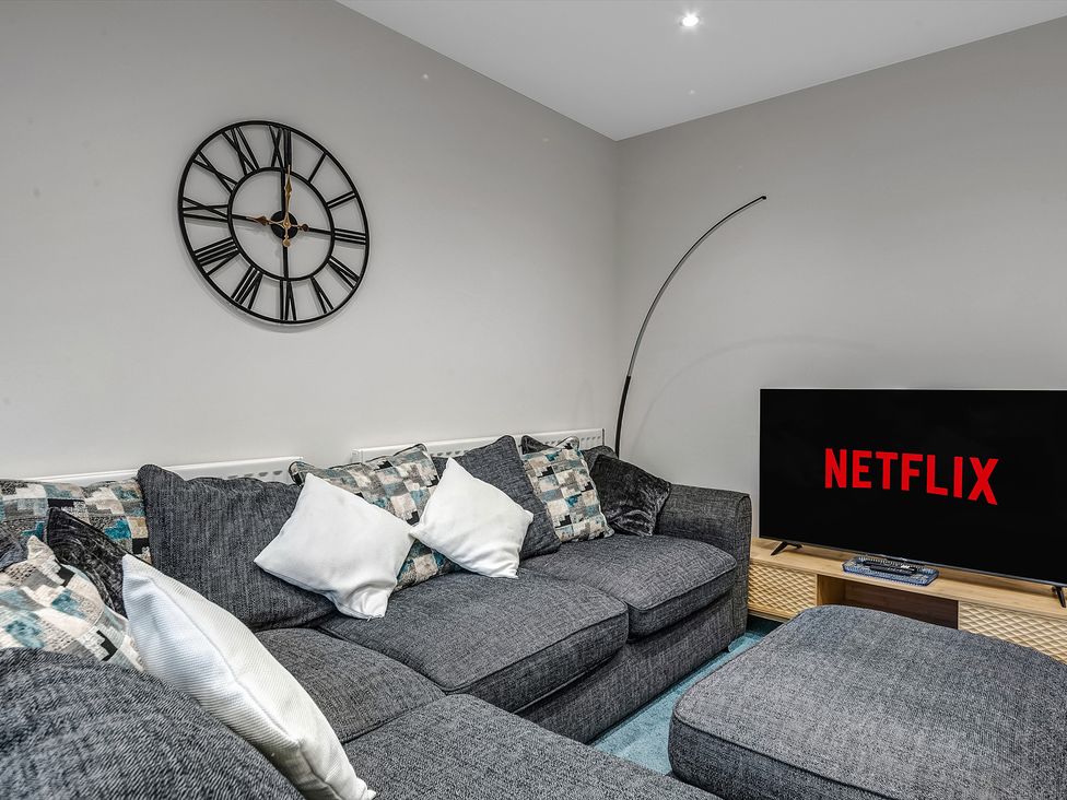 A living room with a sofa and television at Oxford City Stay – Cowley House in Oxford