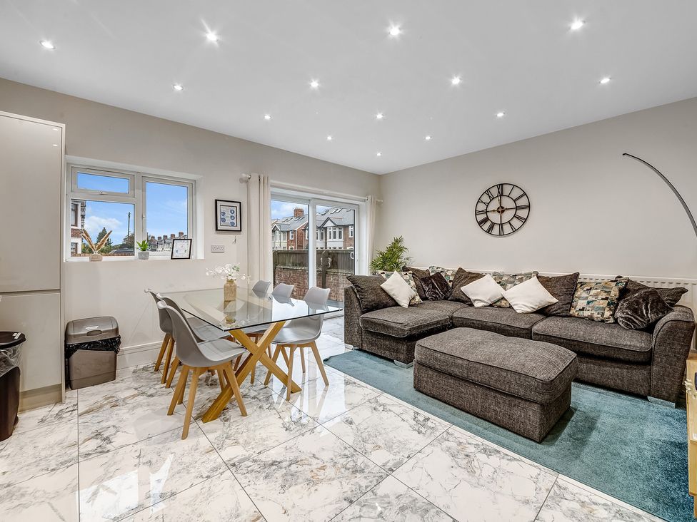 A living room with a sofa and dining table at Oxford City Stay – Cowley House in Oxford