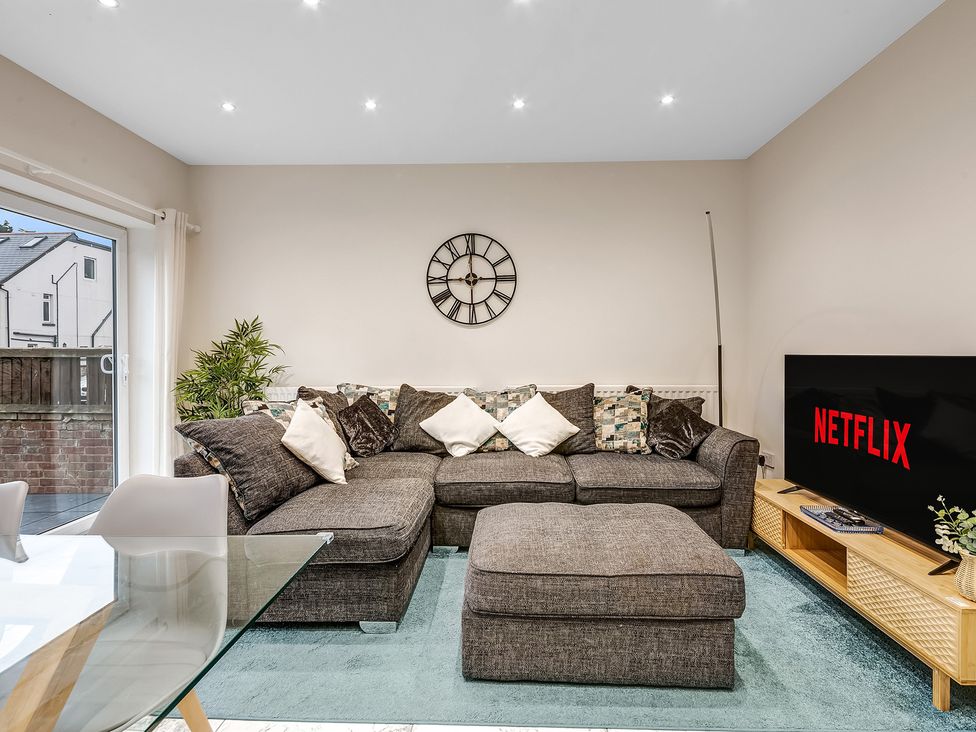 A living room with a sofa and television at Oxford City Stay – Cowley House in Oxford