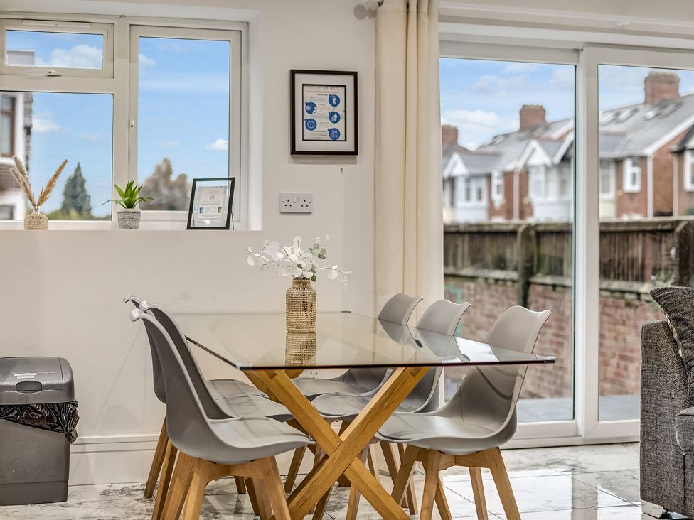 A dining area with a table and chairs at Oxford City Stay – Cowley House in Oxford