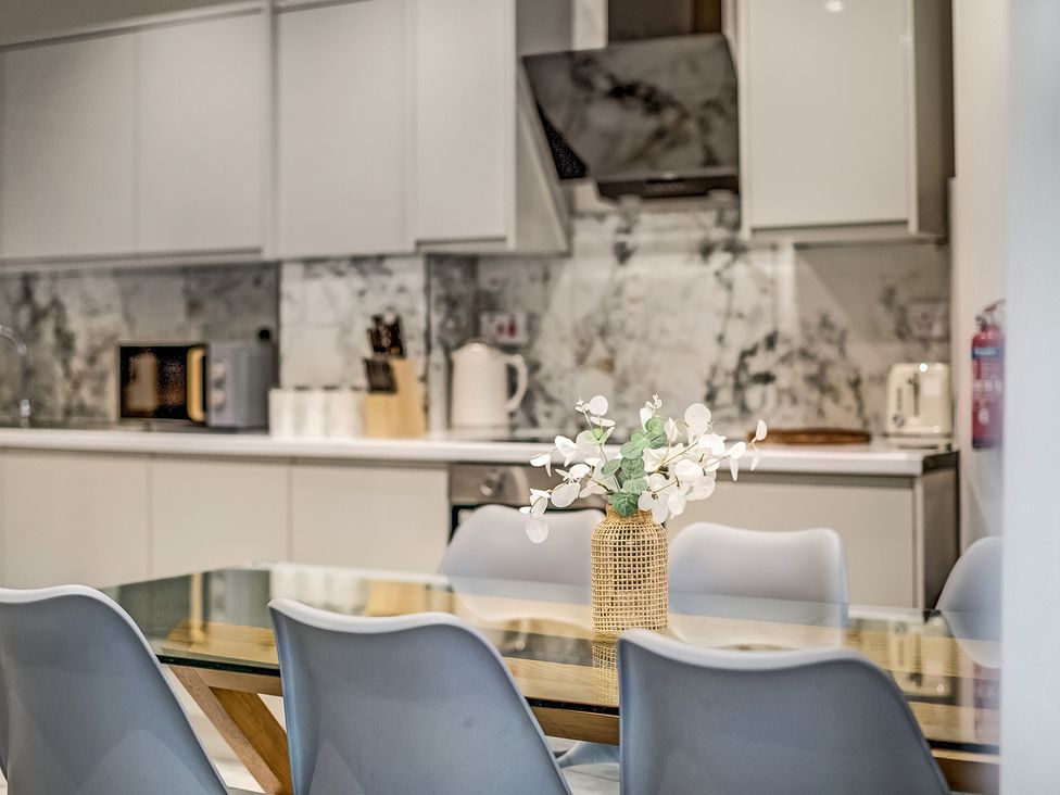 A kitchen with dining table and chairs at Oxford City Stay – Cowley House in Oxford