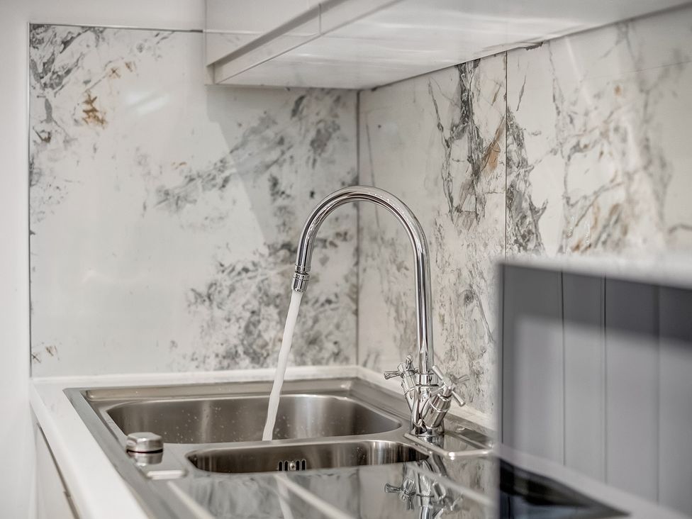 A kitchen with a sink and faucet at Oxford City Stay – Cowley House in Oxford