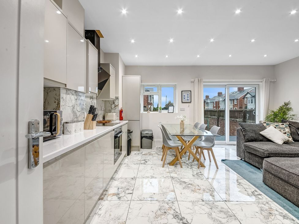 A kitchen with dining space at Oxford City Stay – Cowley House in Oxford
