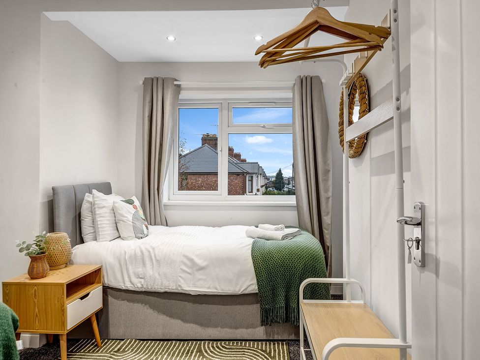 A bedroom with a bed and bedside table at Oxford City Stay – Cowley House in Oxford
