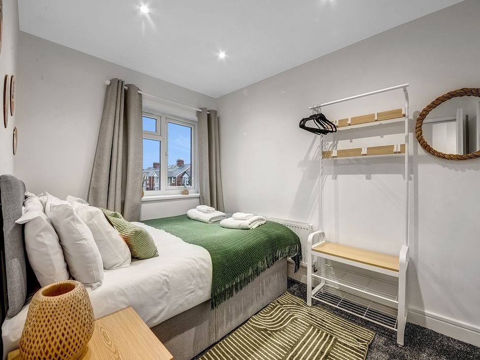A bedroom with a bed and a window at Oxford City Stay – Cowley House, Oxford