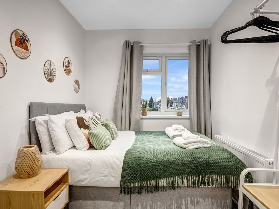 A bedroom with a bed and window at Oxford City Stay – Cowley House in Oxford