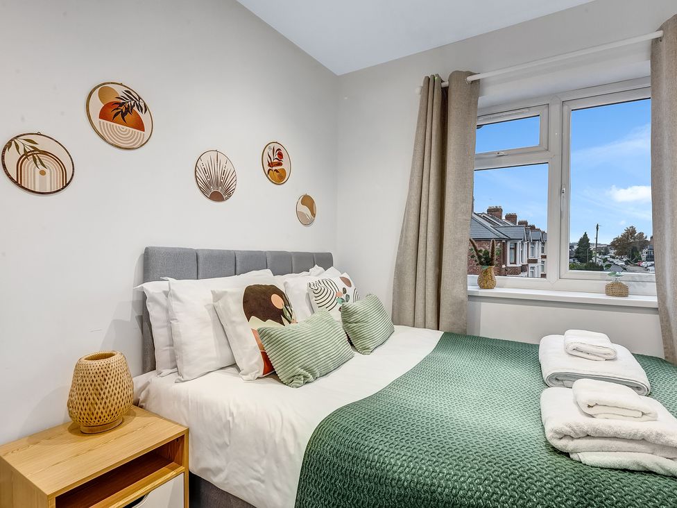 A bedroom with a bed and window at Oxford City Stay – Cowley House, Oxford