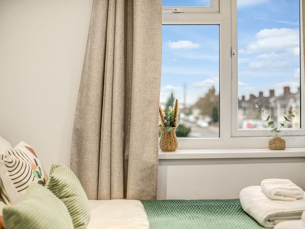 A bedroom with a bed and window at Oxford City Stay – Cowley House in Oxford