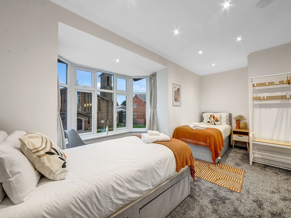 A bedroom with two beds and a window at Oxford City Stay – Cowley House, Oxford